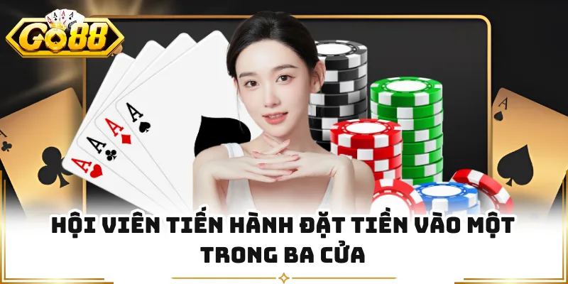 Hội viên tiến hành đặt tiền vào một trong ba cửa